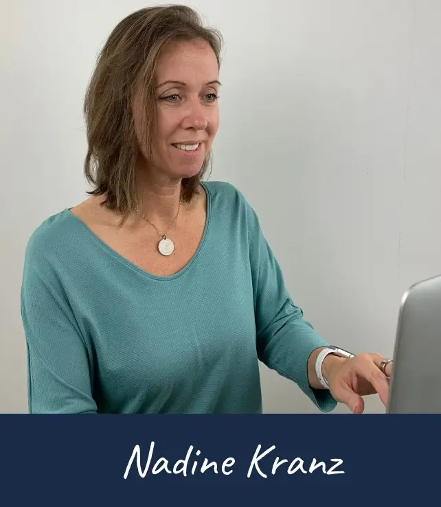 Nadine Kranz am Schreibtisch